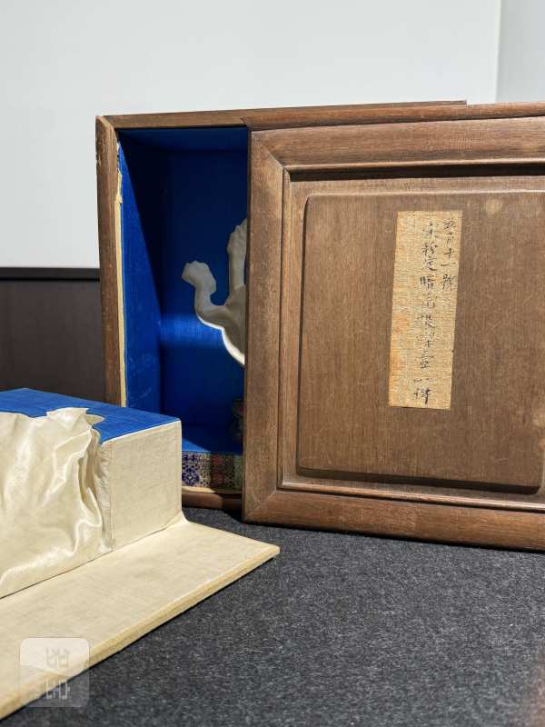 清乾隆 仿定白釉暗刻凤纹捏塑龙柄三足盉壶 - 图15